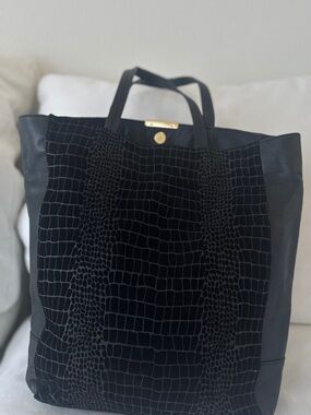 KELSIE DAGGER Blk Croc-Embossed Tote Bag. Everyday Carry that doesn’t collapse.